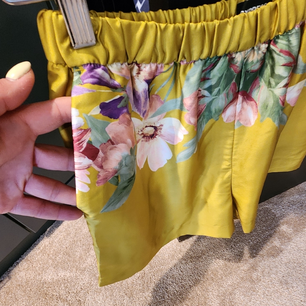 EXPRESS Silky Floral Shirt & Shorts Outfit, Size M - Picture 10 of 12